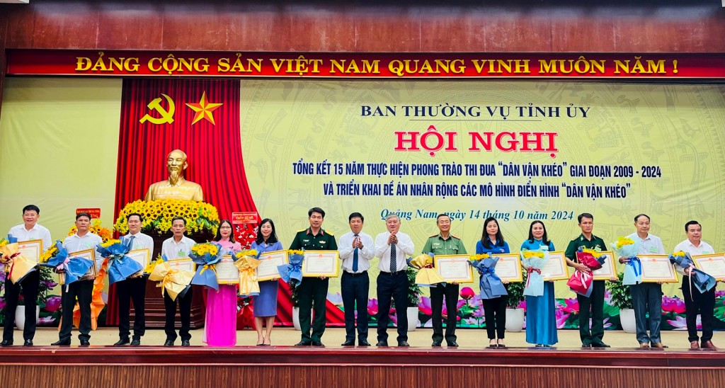 Tuyên dương các tập thể, cá nhân có thành tích xuất sắc trong thực hieenjphong trào thi đua “Dân vận khéo” giai đoạn 2009- 2024. (Ảnh: quangnam.gov.vn)