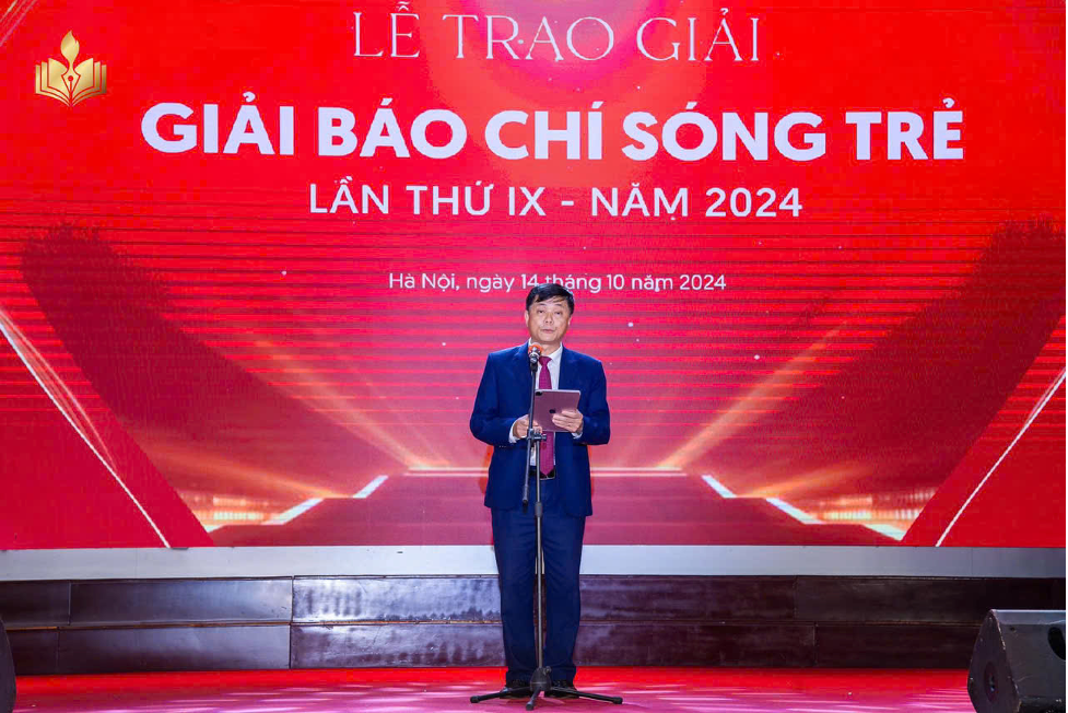 PGS.TS Phạm Minh Sơn - Phó Bí thư Đảng uỷ, Giám đốc Học viện Báo chí và Tuyên truyền phát biểu khai mạc Giải Báo chí Sóng trẻ (Ảnh: BTC) 