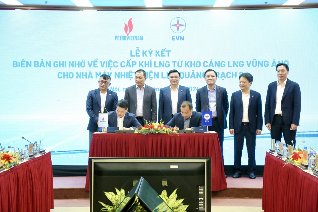 Ông Phạm Văn Phong, Tổng Giám đốc PV GAS và ông Ngô Sơn Hải, Phó Tổng Giám đốc EVN ký kết biên bản ghi nhớ