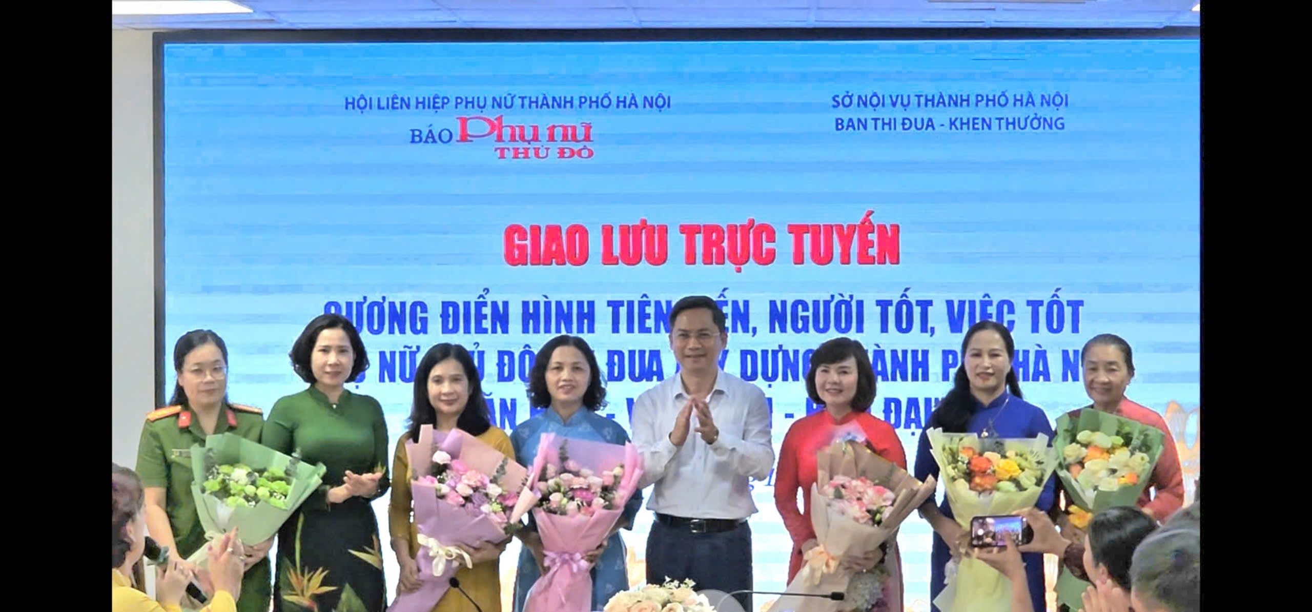 Phó Chủ tịch UBND thành phố Hà Nội Hà Minh Hải tặng hoa các gương điển hình tiên tiến