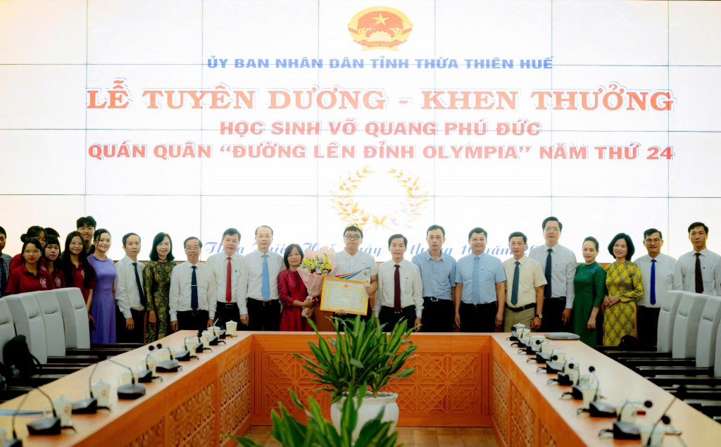 Tỉnh Thừa Thiên – Huế tuyên dương và trao tặng Bằng khen của Chủ tịch UBND tỉnh cho học sinh Võ Quang Phú Đức - quán quân Đường lên đỉnh Olympia năm thứ 24