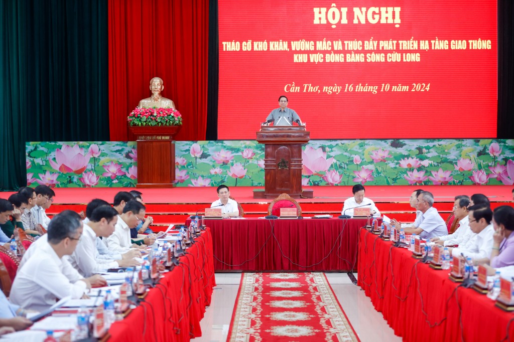 Thủ tướng nhấn mạnh, hội nghị cho thấy sự quan tâm của Chính phủ đối với việc phát triển hạ tầng chiến lược cả nước nói chung, đặc biệt là vùng ĐBCSL nói riêng - Ảnh: VGP/Nhật Bắc