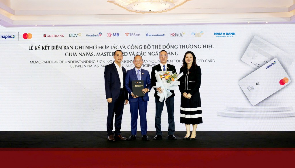 Ông Nguyễn Vĩnh Tuyên  - Phó Tổng Giám đốc Nam A Bank (thứ hai từ trái sang) tham dự ký kết biên bản ghi nhớ hợp tác