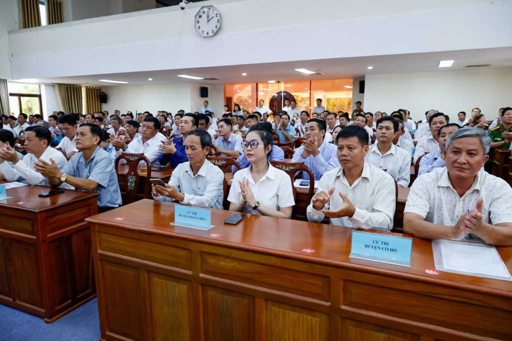 Các cử tri đại diện cán bộ, hội viên tiêu biểu hội nông dân và chủ doanh nghiệp, hợp tác xã sản xuất, kinh doanh nông sản, các vị chức sắc, chức việc các tôn giáo... dự cuộc tiếp xúc với cử tri của Thủ tướng Phạm Minh Chính và Đoàn đại biểu Quốc hội TP. Cần Thơ - Ảnh: VGP/Nhật Bắc