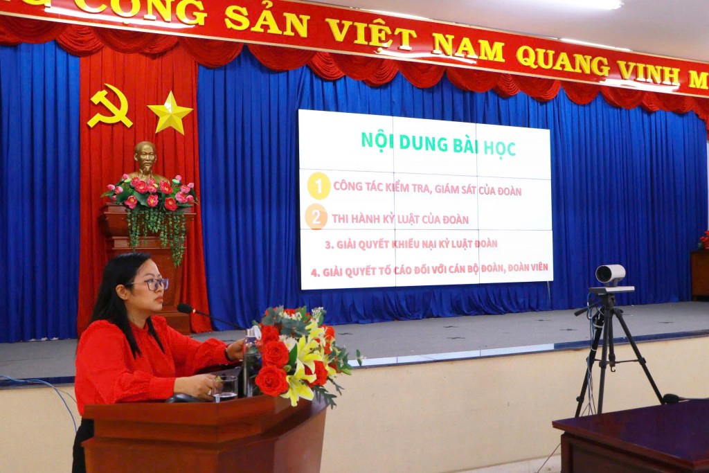 Thạc sĩ Chu Thị Hiền - Phó trưởng khoa Công tác Đoàn – Hội, trường Đoàn Lý Tự Trọng báo cáo các nội dung của lớp tập huấn.