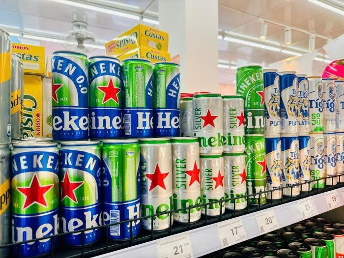 Bộ Tài chính: Heineken đề xuất thuế hỗn hợp với bia là không phù hợp 08/08/2024 09:00Hậu LộcEmailPrintĐề xuất cách tính thuế hỗn hợp trong dự thảo Luật Thuế tiêu thụ đặc biệt của hãng bia cao cấp Heineken được Bộ Tài chính khẳng định là không phù hợp với Việt Nam trong bối cảnh hiện nay. Ngành bia, rượu giữa “muôn trùng vây”Bộ Tài chính “chốt” đề xuất đánh thuế tiêu thụ đặc biệt với rượu, bia Không phù hợp với Việt Nam trong bối cảnh hiện nay Bộ Tài chính mới đây đã gửi Bộ Tư pháp hồ sơ thẩm định dự thảo Luật Thuế tiêu thụ đặc biệt (sửa đổi). Trong đó đáng chú ý là vấn đề cách tính thuế tiêu thụ đặc biệt với các sản phẩm bia, rượu.  Theo Bộ Tài chính, đối với mặt hàng bia, chỉ có duy nhất một doanh nghiệp sản xuất, kinh doanh bia cao cấp, cập cao cấp giá cao đề nghị nghiên cứu xem xét áp dụng thuế tiêu thụ đặc biệt theo phương pháp hỗn hợp đó là Công ty TNHH Nhà máy bia Heineken Việt nam.  Tuy nhiên, có nhiều ý kiến (Tổng công ty Đầu tư và Kinh doanh vốn Nhà nước, Hiệp hội Doanh nghiệp Đầu tư nước ngoài, Hiệp hội Các nhà đầu tư tài chính Việt Nam, Tổng công ty Bia - Rượu - Nước giải khát Sài Gòn (Sabeco), Tổng công ty Bia - Rượu - Nước giải khát Hà Nội (Habeco) và hơn 20 doanh nghiệp sản xuất bia, rượu) đề nghị không áp dụng phương pháp tính thuế hỗn hợp mà tiếp tục áp dụng phương pháp tính thuế theo tỷ lệ phần trăm trên giá bán ra của nhà sản xuất và nhập khẩu như hiện nay.  Nguyên do đặc thù thị trường bia trong nước với 80% thị phần tiêu thụ là phổ thông và bia địa phương giá thấp trong khi có sự chênh lệch lớn về giá bán giữa sản phẩm cao cấp, cận cao cấp và sản phẩm phổ thông.  Theo thông lệ quốc tế, các nước phát triển thường áp dụng thuế tiêu thụ đặc biệt tuyệt đối hoặc thuế hỗn hợp với mặt hàng đồ uống có cồn, bia, rượu vì giá bán và chất lượng tương đồng, ít sự khác biệt; các nước đang phát triển thường áp dụng thu thuế theo tỷ lệ phần trăm trên giá bán đối với mặt hàng này vì giá bán có sự chênh lệch rất lớn giữa rượu, bia phổ thông, địa phương giá thấp với cao cấp.  Bộ Tài chính: Heineken đề xuất thuế hỗn hợp với bia là không phù hợp Heineken được cho là sẽ hưởng lợi nếu áp chung một mức thuế tuyệt đối hay tính thuế hỗn hợp.