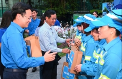 “Hoa về trên phố” - món quà tặng nữ công nhân môi trường