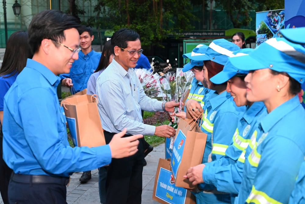 Những bông hoa tươi, những suất quà được trao đến tay nữ công nhân vệ sinh môi trường