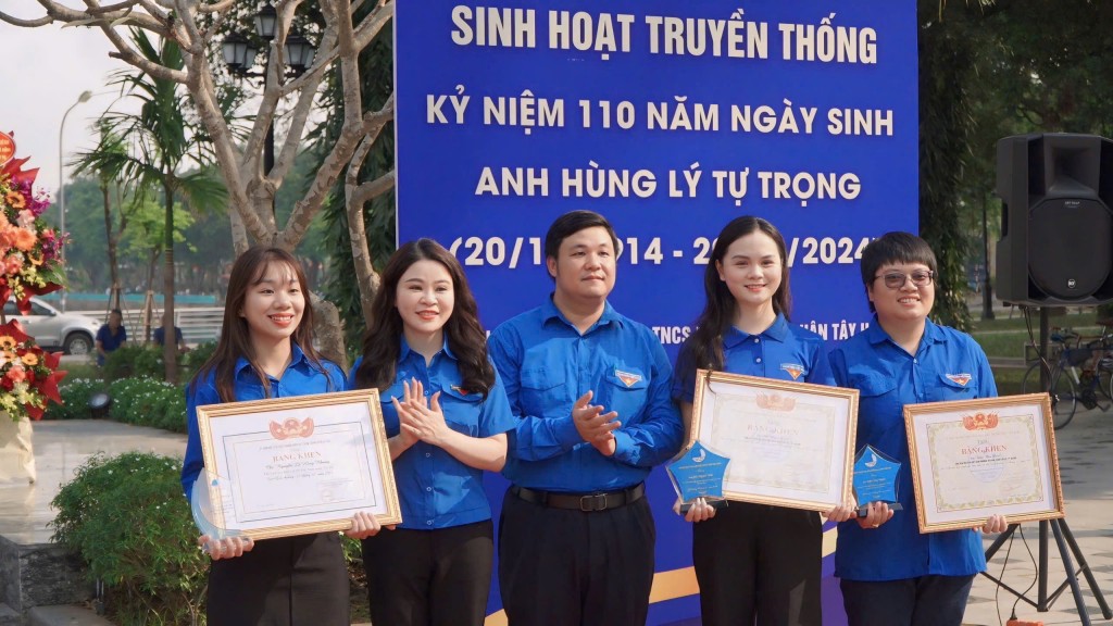 Trưởng ban Tuyên giáo Trung ương Đoàn Nguyễn Thái An và Bí thư Thành đoàn Hà Nội Chu Hồng Minh trao Giải thưởng Thanh niên sống đẹp cho các thanh niên tiêu biểu của quận.