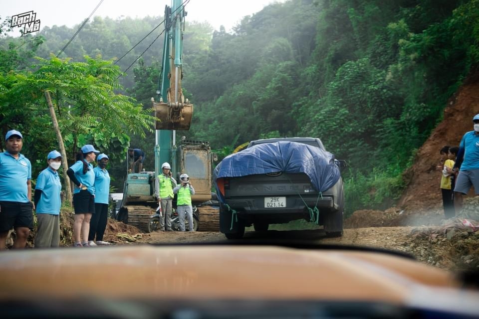 Những tài xế xe bán tải xông pha lăn bánh vì đồng bào