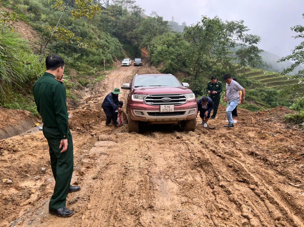 Đoàn thiện nguyện vượt qua đoạn đường xấu để đến với bà con