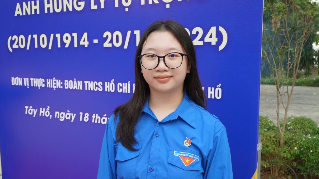 Bạn Vũ Hương Giang là một trong 20 bạn học sinh được trao Sổ đoàn và huy hiệu đoàn trong chương trình sinh hoạt truyền thống