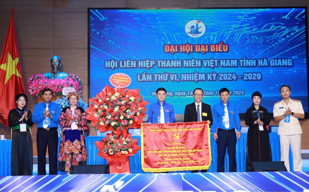 Dịp này, đồng chí đồng chí Thào Hồng Sơn cũng trao tặng Đại hội bức trướng với dòng chữ: “Thanh niên Hà Giang: Đoàn kết - Kiến tạo - Phát triển”.