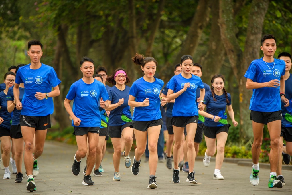 Các VĐV từ Standard Chartered đang tập luyện chuẩn bị cho giải chạy 