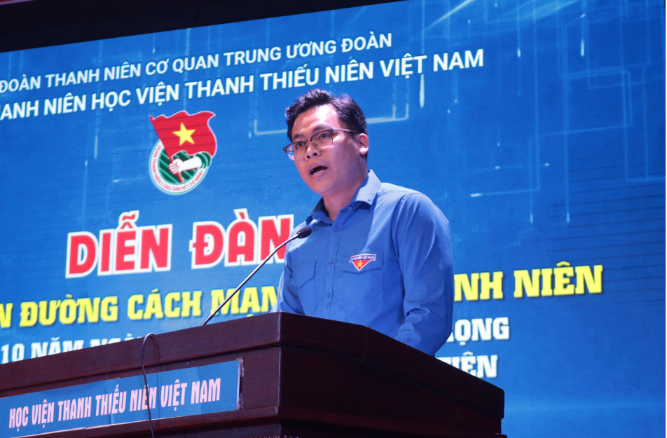 Đồng chí Trương Khải Minh, Phó Bí thư Đoàn Cơ quan Trung ương Đoàn, Bí thư Đoàn Học viện Thanh thiếu niên Việt Nam phát biểu đề dẫn diễn đàn.