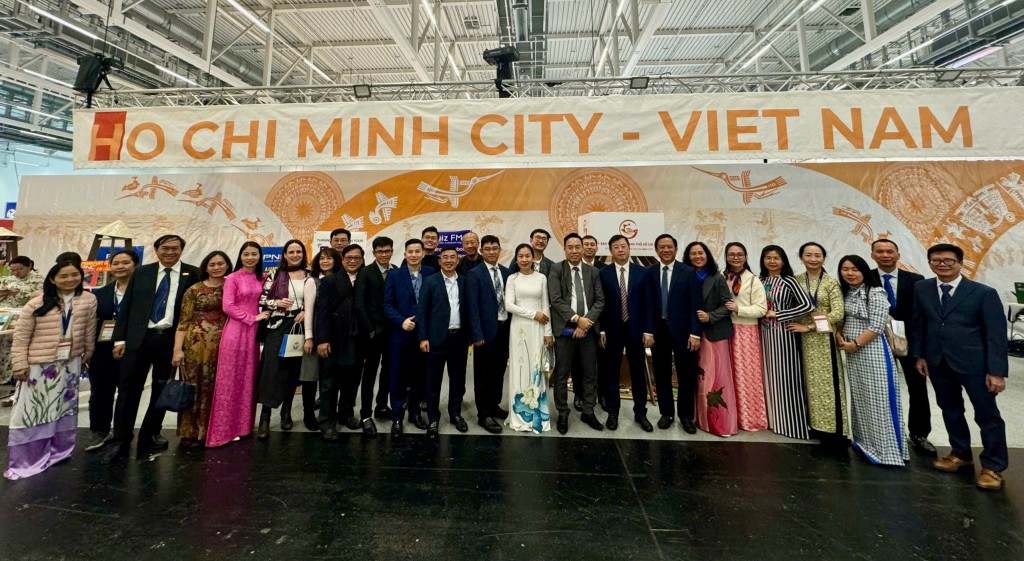  Đoàn công tác chụp hình tại gian hàng của TPHCM tại Hội sách Frankfurt 2024