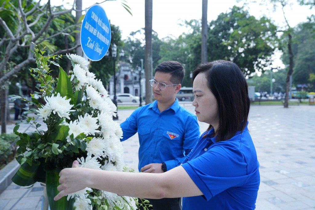 Bí thư Quận đoàn Đống Đa Nguyễn Thị Thanh Tâm cùng Bí thư Quận đoàn Tây Hồ Đinh Ngọc Thanh chỉnh sửa hoa trước khi dâng lên tượng đài