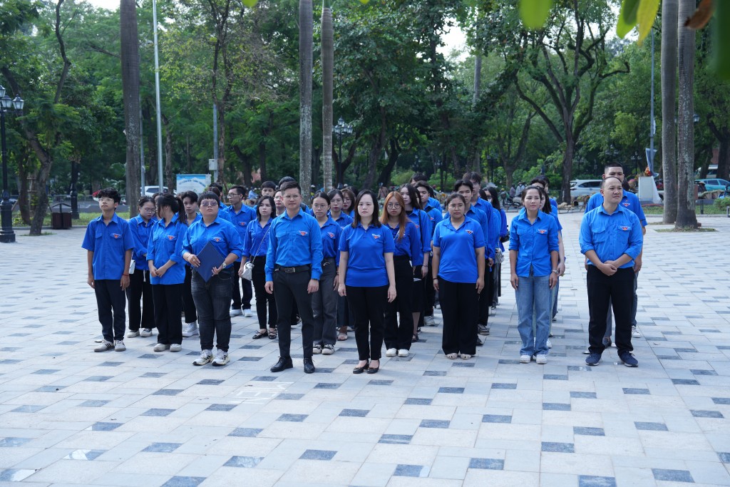 Đoàn viên thanh niên tiêu biểu hai đơn vị dâng hoa, dâng hương trước tượng đài người anh hùng Lý Tự Trọng