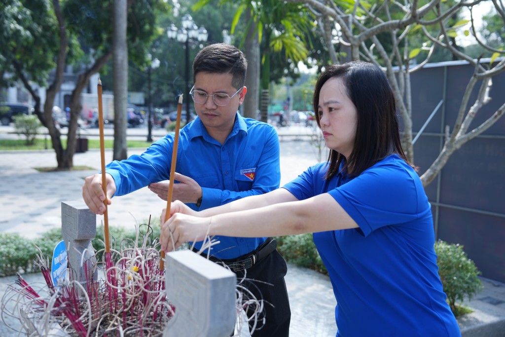 Lãnh đạo 2 quận dâng nén hương thơm tưởng nhớ tới tấm gương sáng ngời về tinh thần quả cảm