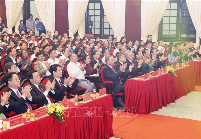 Tổng Bí thư, Chủ tịch nước Tô Lâm cùng các đồng chí Lãnh đạo Đảng, Nhà nước dự Lễ trao giải Cuộc thi Chính luận về bảo vệ nền tảng tư tưởng của Đảng lần thứ tư. Ảnh: Lâm Khánh/TTXVN