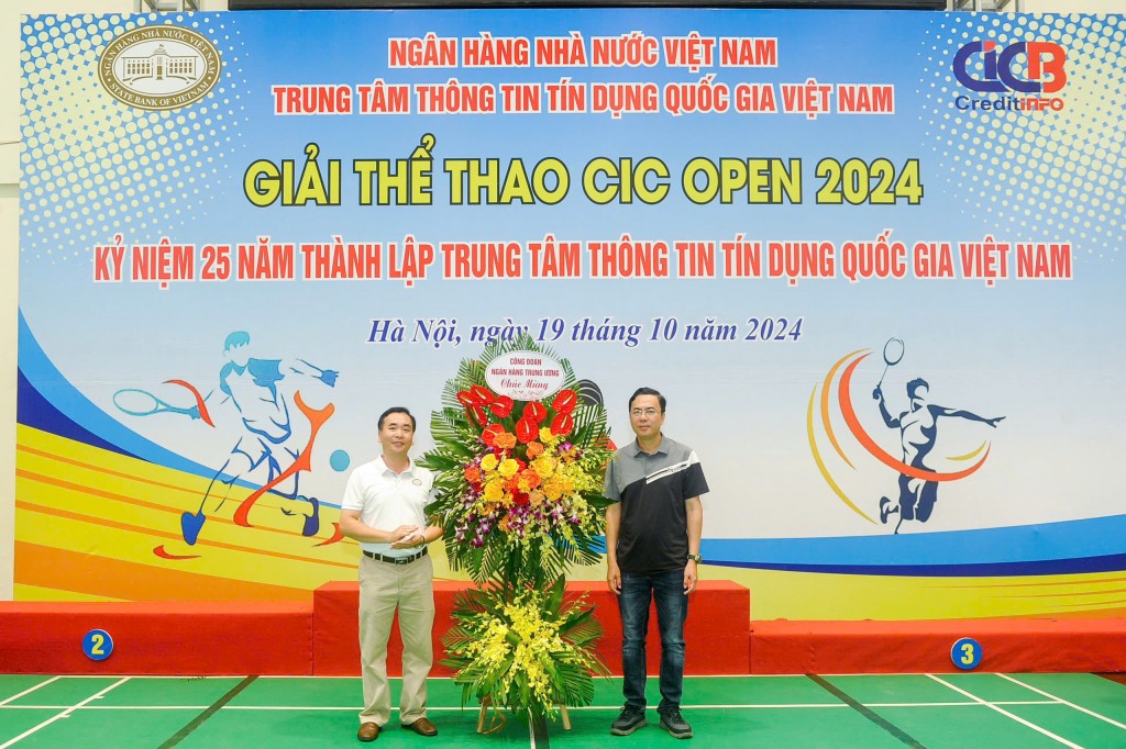 Công đoàn NHTW trao tặng lẵng hoa chúc mừng BTC giải CIC Open