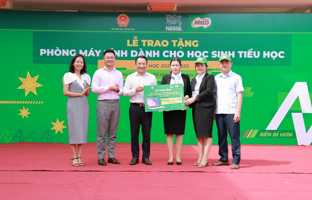 Nestlé MILO trao tặng máy tính cho các trường tiểu học vùng cao