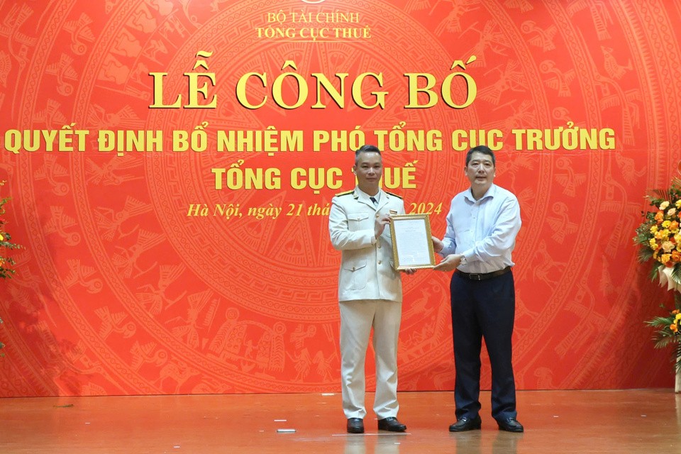 Thứ trưởng Bộ Tài chính Cao Anh Tuấn trao Quyết định bổ nhiệm Phó Tổng cục trưởng Tổng cục Thuế cho ông Vũ Mạnh Cường