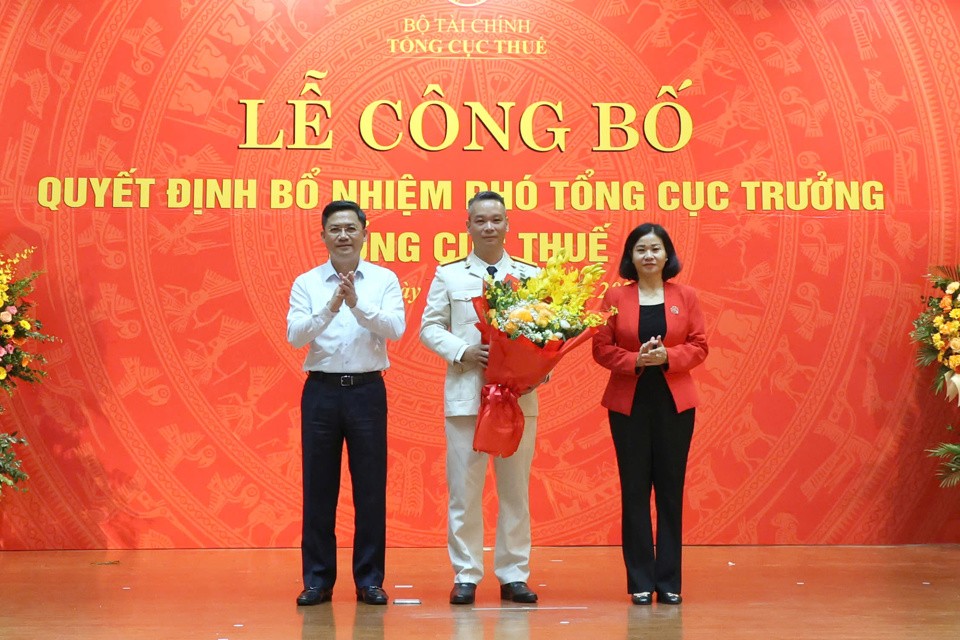 Ủy viên Trung ương Đảng, Phó Bí thư Thường trực Thành ủy Hà Nội Nguyễn Thị Tuyến và Phó Chủ tịch UBND thành phố Hà Nội Hà Minh Hải tặng hoa chúc mừng đồng chí Vũ Mạnh Cường.