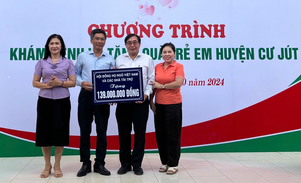  Bà Tôn Thị Ngọc Hạnh, Phó Chủ tịch UBND tỉnh Đắk Nông, ông Vũ Ngọc Tú,Tổng Biên tập Báo Đắk Nông đại diện chính quyền địa phương tiếp nhận sự ủng hộ từ Giáo sư Ngô Văn Xuân, bà Tạ Thị Liên, đại diện Hội đồng họ Ngô Việt Nam và các nhà tài trợ.