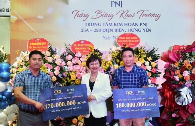 Hỗ trợ 350 triệu đồng cho 2 trường học Hưng Yên sau bão Yagi