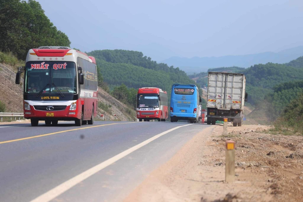 đường Cam Lộ - La Sơn không đạt chuẩn đường cao tốc do không có đủ tối thiểu 2 làn xe mỗi chiều