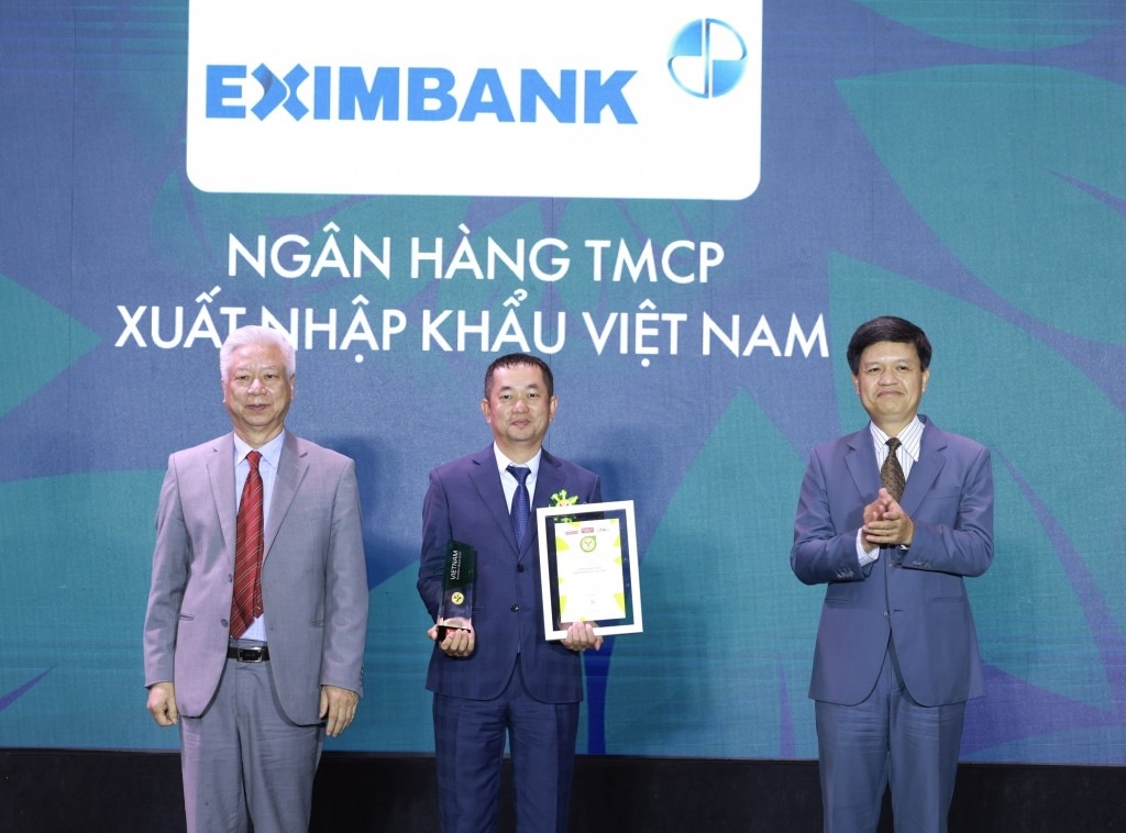 Ông Nguyễn Hướng Minh – Phó Tổng Giám đốc Eximbank nhận giải thưởng từ Ban tổ chức. 