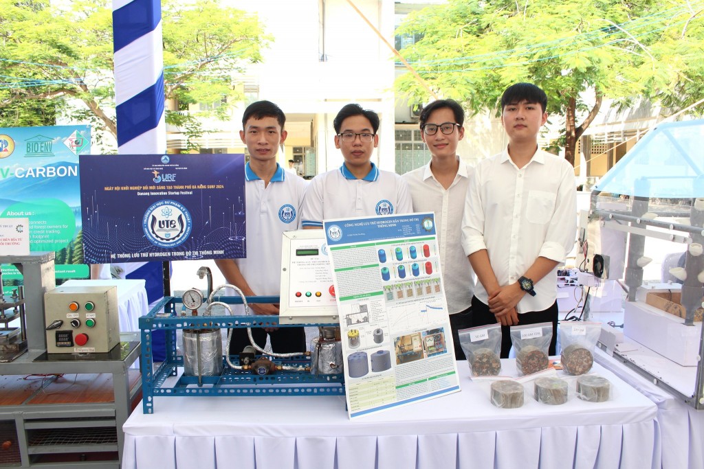 nhóm nghiên cứu sinh viên trường Đại học Sư phạm Kỹ thuật Đà Nẵng đã đạt giải Khuyến khích tại cuộc thi sinh viên nghiên cứu khoa học Đại học Đà Nẵng năm 2023 – 2024