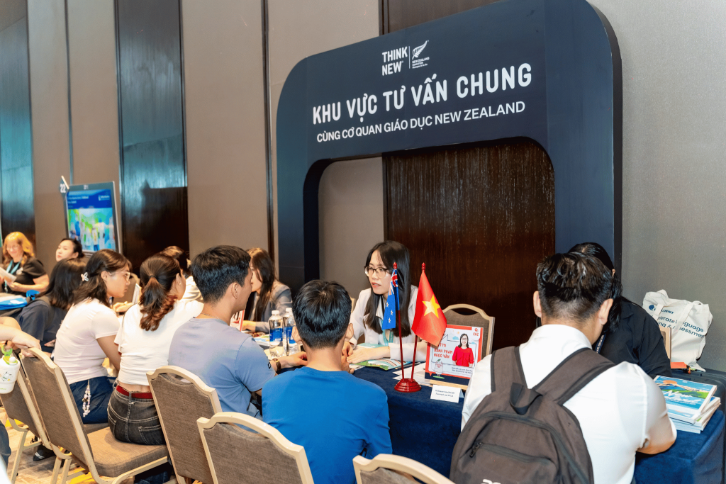 Phụ huynh và học sinh được cán bộ chuyên trách giải đáp cặn kẽ về giáo dục và du học New Zealand