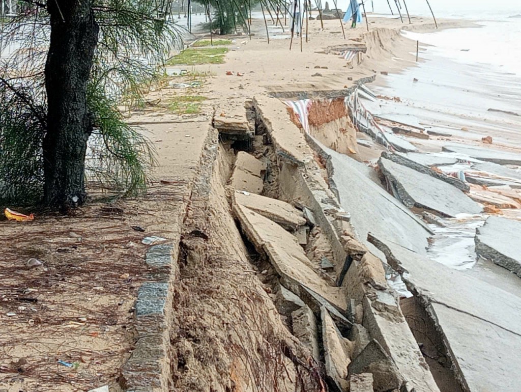 Hàng trăm mét bờ biển Phú Vang đang bị xâm thực nặng