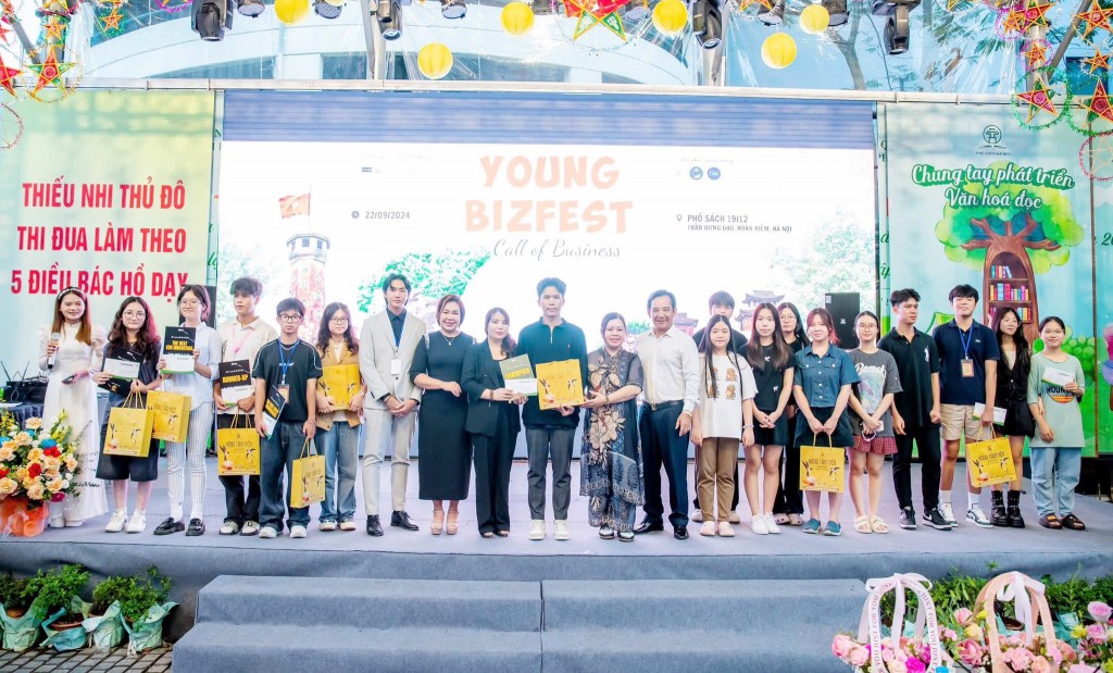 Đoạt Quán quân Bizfest Young - Call of Business 2024 với hộp hoa nghệ thuật