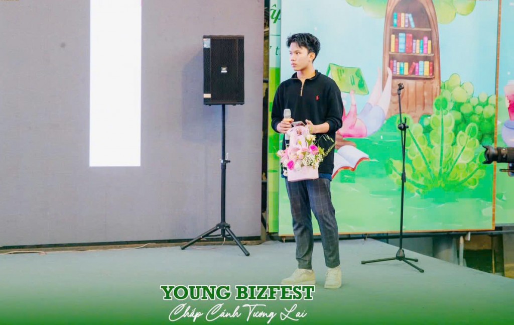 Đoạt Quán quân Bizfest Young - Call of Business 2024 với hộp hoa nghệ thuật