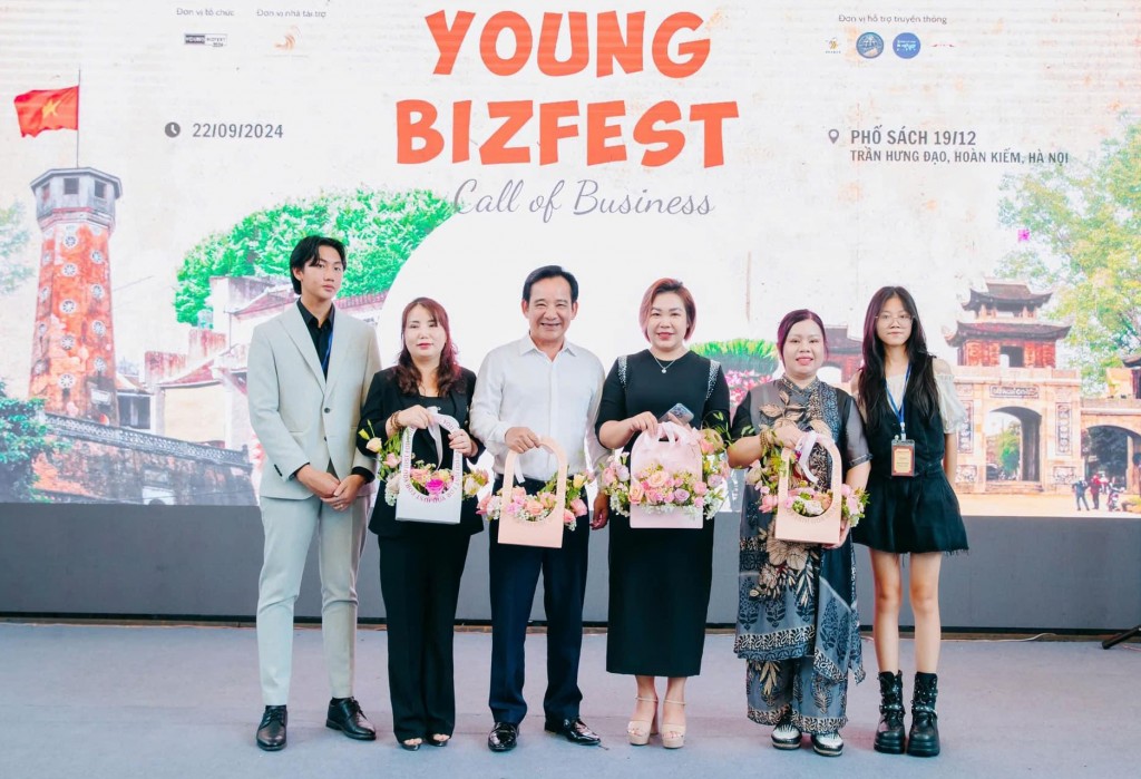 Đoạt Quán quân Bizfest Young - Call of Business 2024 với hộp hoa nghệ thuật