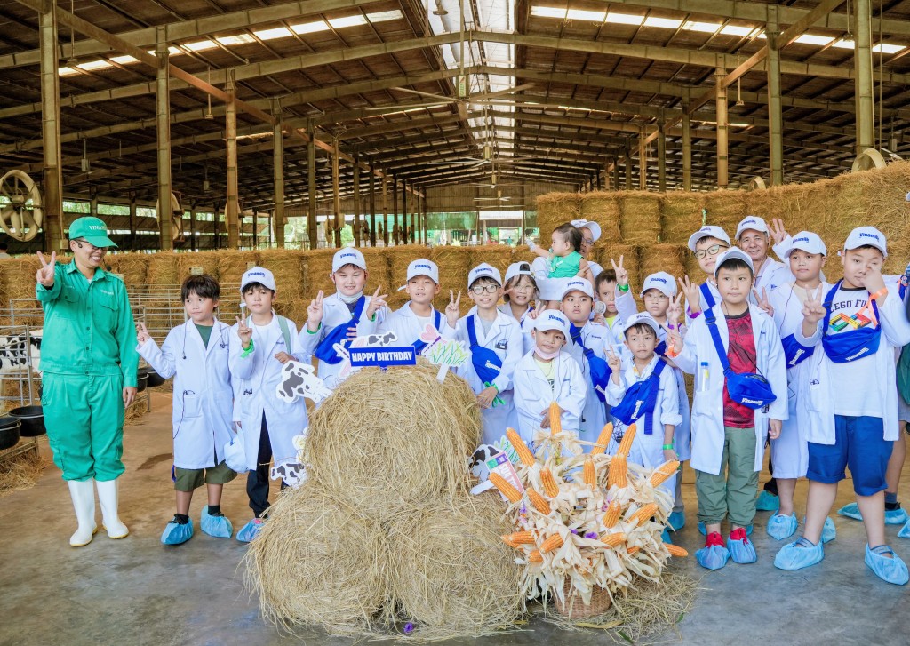 Các em còn biết được thêm nhiều thông tin thú vị như: 100% tài nguyên tái tạo tại các trang trại Vinamilk tương đương với lượng điện dùng cho 2 chuyến xe điện khứ hồi từ trái đất đến mặt trăng, số khối nước cho 86 hồ bơi Olympic và lượng carbon trung hòa tương đương 30.000 sân bóng phủ đầy cây xanh... Nhờ đó, các hộp sữa tươi Vinamilk được sản xuất từ các trang trại, nhà máy sẽ có ít sự tác động đến môi trường hơn. Các em còn biết được thêm nhiều thông tin thú vị như: 100% tài nguyên tái tạo tại các trang trại Vinamilk tương đương với lượng điện dùng cho 2 chuyến xe điện khứ hồi từ trái đất đến mặt trăng, số khối nước cho 86 hồ bơi Olympic và lượng carbon trung hòa