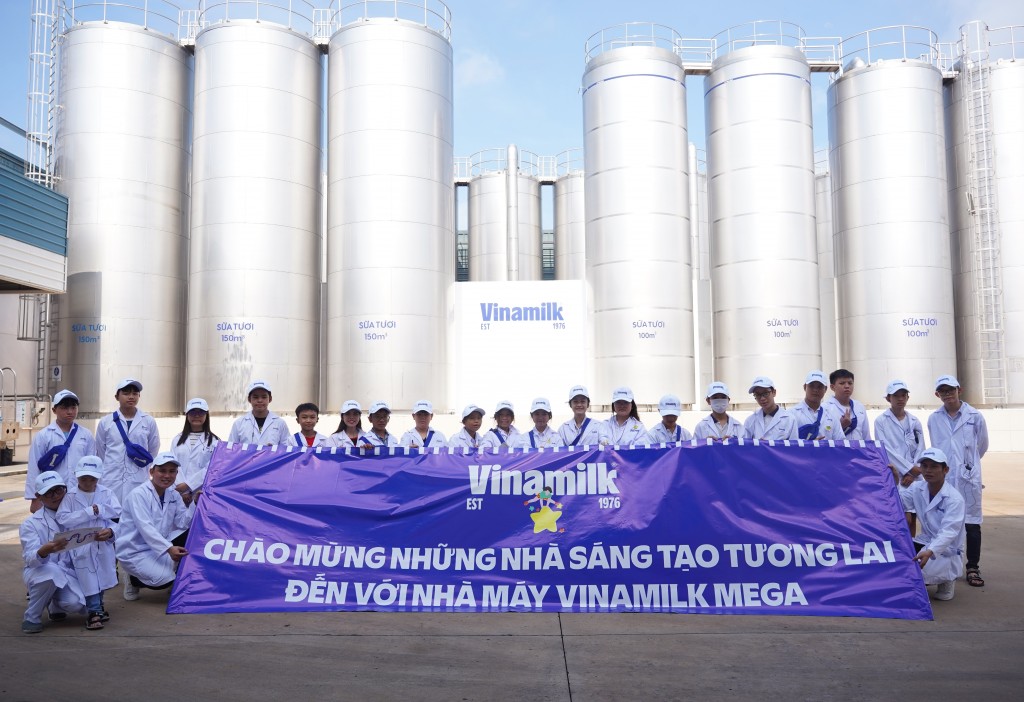 Siêu nhà máy Mega để lại ấn tượng với các bạn học sinh không chỉ về quy mô “khủng”, có khả năng sản xuất từ 10-12 triệu hộp sữa mỗi ngày. Mà còn là một nhà máy ứng dụng nhiều công nghệ hiện đại, tự động hóa cao, sử dụng năng lượng xanh để giảm phát thải ra môi trường. Siêu nhà máy Mega để lại ấn tượng với các bạn học sinh không chỉ về quy mô “khủng”, có khả năng sản xuất từ 10-12 triệu hộp sữa mỗi ngày. Mà còn là một nhà máy ứng dụng nhiều công nghệ hiện đại, tự động hóa cao, sử dụng năng lượng xanh để giảm phát thải r