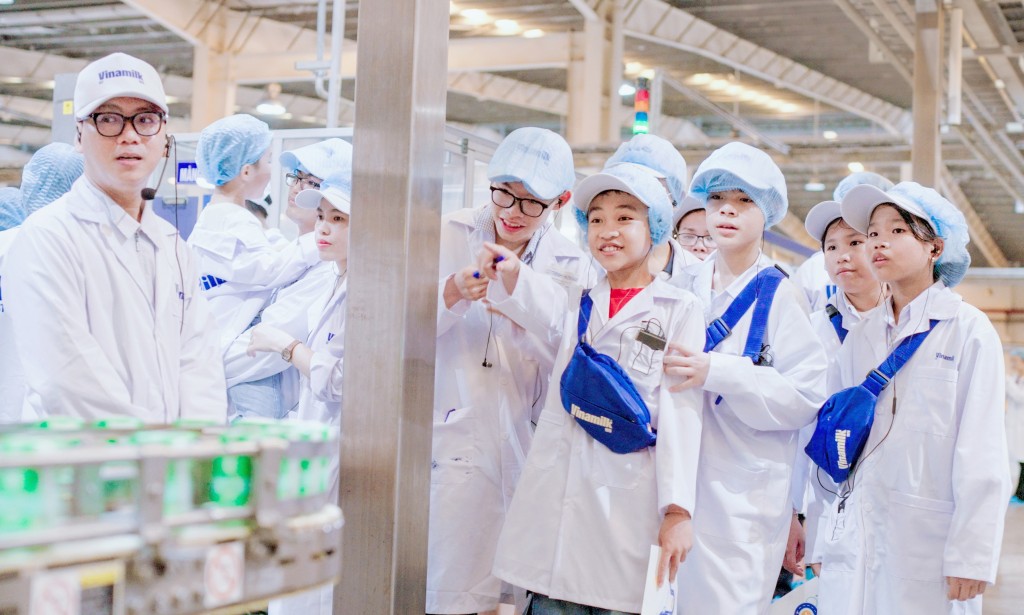 “Tôi thực sự bất ngờ trước những câu hỏi rất chuyên sâu về công nghệ, robot, hệ thống quản lý của các em. Hơn thế nữa, các bạn tuy chỉ mới 13-15 tuổi nhưng đã cho thấy rất rõ sự quan tâm đến môi trường. Tin rằng đây là những tài năng trong tương lai, góp phần xây dựng thêm nhiều siêu nhà máy xanh cho Việt Nam”, anh Trần Minh Trí, Quản đốc Sản xuất, Nhà máy sữa Việt Nam (Bình Dương) chia sẻ sau khi gặp gỡ đoàn học sinh. “Tôi thực sự bất ngờ trước những câu hỏi rất chuyên sâu về công nghệ, robot, hệ thống quản lý của các em. Hơn thế nữa, các bạn tuy chỉ mới 13-15 tuổi nhưng đã cho thấy rất rõ sự quan tâm đến môi trường. Tin rằng đây là những tài năng trong tương lai, góp