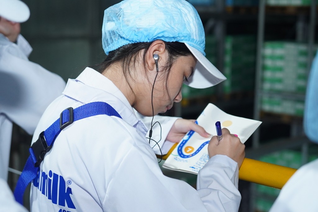 Các em chăm chú lắng nghe, ghi chép kĩ lưỡng về quy trình sản xuất để làm ra một hộp sữa tại siêu nhà máy Vinamilk: từ các bồn sữa khổng lồ, cho đến dây chuyền đóng hộp cứ 1 giây là cho ra đời 6-7 hộp sữa hay kho thông minh vận hành hơn 27.000 lô hàng hóa với sự điều khiển của máy tính… Các em chăm chú lắng nghe, ghi chép kĩ lưỡng về quy trình sản xuất để làm ra một hộp sữa tại siêu nhà máy Vinamilk: từ các bồn sữa khổng lồ, cho đến dây chuyền đóng hộp cứ 1 giây là cho ra đời 6-7 hộp sữa hay kho thông minh vận hành hơn 27.000 lô hàng hóa