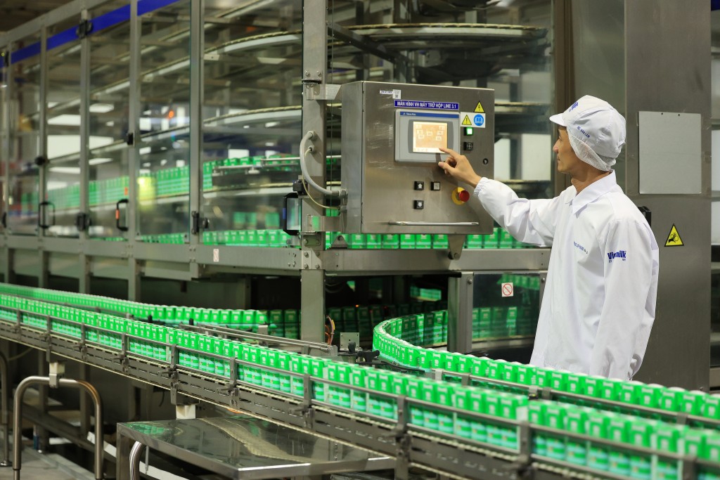 Toàn bộ dây chuyền sản xuất, đóng hộp đều được tự động hóa, lập trình và theo dõi trên hệ thống máy tính. Đặc biệt, dây chuyền có khả năng phát hiện và loại bỏ các hộp sản phẩm không đạt quy cách, tiêu chuẩn trước khi được đóng vào các thùng thành phẩm. Toàn bộ dây chuyền sản xuất, đóng hộp đều được tự động hóa, lập trình và theo dõi trên hệ thống máy tính. Đặc biệt, dây chuyền có khả năng phát hiện và loại bỏ các hộp sản phẩm không đạt quy cách, tiêu chuẩn trước khi được đóng vào các thùng thành phẩm.