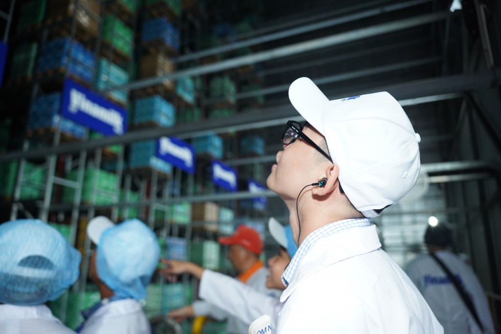 Không chỉ ấn tượng khi biết cách thức kho thông minh vận hành mà các em còn đặc biệt chú ý tới thông tin mô hình kho này có thể giúp giảm 70% lượng khí thải CO2 so với kho truyền thống. Vinamilk hiện có 5 kho thông minh như thế này ở các nhà máy, trong đó có cả kho lạnh dành cho các sản phẩm như sữa chua ăn, Probi cần bảo quản ở nhiệt độ lạnh ổn định Không chỉ ấn tượng khi biết cách thức kho thông minh vận hành mà các em còn đặc biệt chú ý tới thông tin mô hình kho này có thể giúp giảm 70% lượng khí thải CO2 so với kho truyền thống. Vinamilk hiện có 5 kho thông minh như thế này ở các nhà máy, trong đó