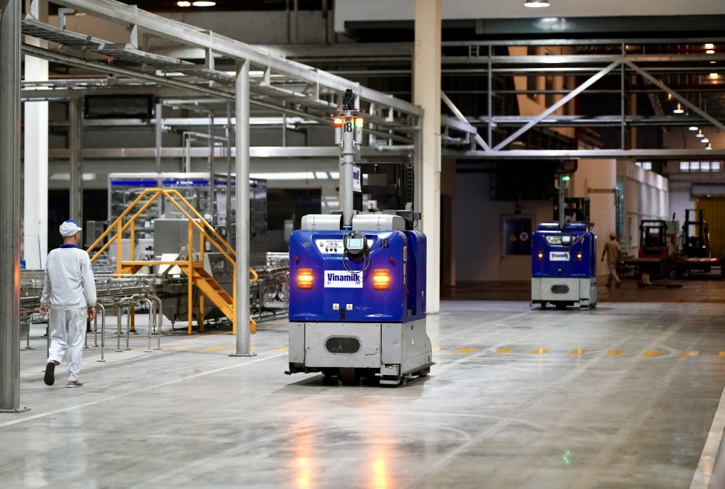 Em Nguyễn Thành Gia Bảo (lớp 9, Trường THCS Ngô Quyền, Hải Phòng) chia sẻ rất ấn tượng khi được biết các robot LGV của nhà máy có thể tính toán con đường di chuyển nhanh nhất, giúp tiết kiệm năng lượng, giảm 62% lượng khí thải CO2 so với các xe nâng truyền thống. “Robot hoạt động rất chính xác, không có động tác thừa, không có sai sót và đặc biệt còn tiết kiệm năng lượng, giảm thải ra môi trường. Được thấy các robot vận hành trong nhà máy em rất thích và tạo cảm hứng cho em theo đuổi đam mê sáng Em Nguyễn Thành Gia Bảo (lớp 9, Trường THCS Ngô Quyền, Hải Phòng) chia sẻ rất ấn tượng khi được biết các robot LGV của nhà máy có thể tính toán con đường di chuyển nhanh nhất, giúp tiết kiệm năng lượng, giảm 62% lượng khí thải CO2 so với các xe nâng truyề