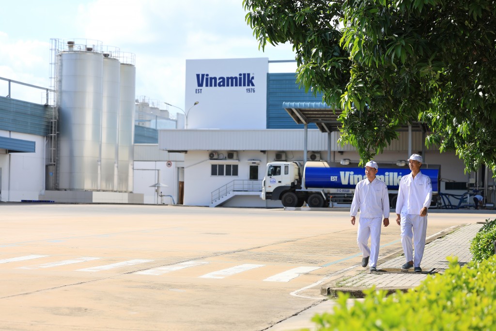 Vinamilk hiện quản lý hệ thống 14 nhà máy và 14 trang trại tại Việt Nam, trong đó có 3 trang trại sinh thái Green Farm. Tiên phong với các cam kết về phát triển bền vững, đặc biệt về giảm phát thải khí nhà kính, đến nay, Vinamilk đã có 2 nhà máy và 1 trang trại đạt chứng nhận Trung hòa Carbon theo tiêu chuẩn quốc tế PAS 2060:2014 Vinamilk hiện quản lý hệ thống 14 nhà máy và 14 trang trại tại Việt Nam, trong đó có 3 trang trại sinh thái Green Farm. Tiên phong với các cam kết về phát triển bền vững, đặc biệt về giảm phát thải khí nhà kính, đến nay, Vinamilk đã có 2 nhà máy và 1 tran
