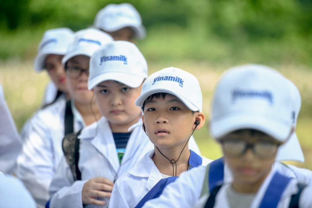 Học sinh thích thú khám phá trang trại, nhà máy 