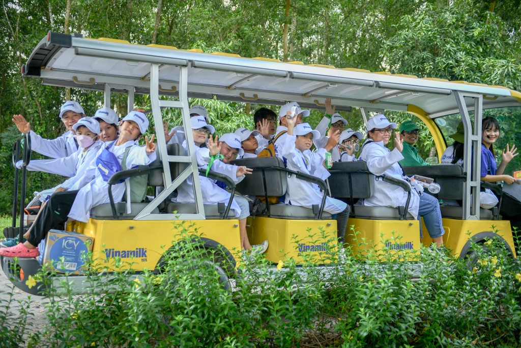 Hình 1 (báo chọn 1 trong các hình): Đoàn tham quan gồm hơn 60 bạn học sinh và phụ huynh đã có một ngày trải nghiệm tại trang trại Vinamilk ở Tây Ninh, nơi đang chăm sóc đàn bò sữa gần 8000 con. “Trước khi đến đây, tôi đã nghĩ là ở trang trại sẽ rất là nắng nóng. Tuy nhiên, khi vừa bước vào cổng thì đập vào mắt đầu tiên là hồ điều hòa và mảng xanh rất lớn. Không khí ở trang trại rất ôn hòa, dễ chịu, khác hẳn với suy nghĩ ban đầu của tôi”, chị Hoàng Điệp, phụ huynh đi cùng các bé nói. Hình 1 (báo chọn 1 trong các hình): Đoàn tham quan gồm hơn 60 bạn học sinh và phụ huynh đã có một ngày trải nghiệm tại trang trại Vinamilk ở Tây Ninh, nơi đang chăm sóc đàn bò sữa gần 8000 con. “Trước khi đến đây, tôi đã nghĩ là ở trang trại sẽ rất là nắn