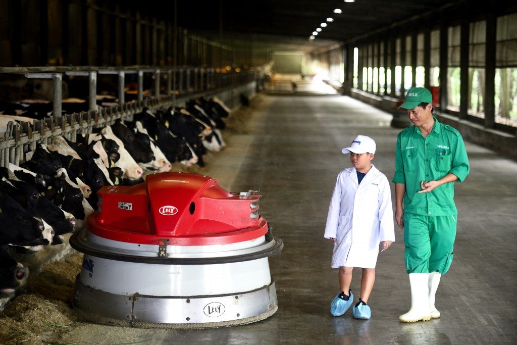 Lê Vĩnh Bảo (9 tuổi, ngụ TP HCM), là một bạn nhỏ đam mê robot, thích thú với robot Lely tại khu nhà của các cô bò sữa: “Em rất ấn tượng khi đến đây vì bò sữa được chăm sóc cẩn thận, đặc biệt là có cả robot Lely cho bò ăn. Robot được cài đặt tự động giúp cho bò ăn đúng giờ, đủ lượng thức ăn, phát cả nhạc cho bò thư giãn khi ăn. Bò sữa còn được các cô chú Vinamilk theo dõi sức khỏe qua ứng dụng trên điện thoại nữa” Lê Vĩnh Bảo (9 tuổi, ngụ TP HCM), là một bạn nhỏ đam mê robot, thích thú với robot Lely tại khu nhà của các cô bò sữa: “Em rất ấn tượng khi đến đây vì bò sữa được chăm sóc cẩn thận, đặc biệt là có cả robot Lely cho bò ăn. Robot được cài đặt tự động giúp c
