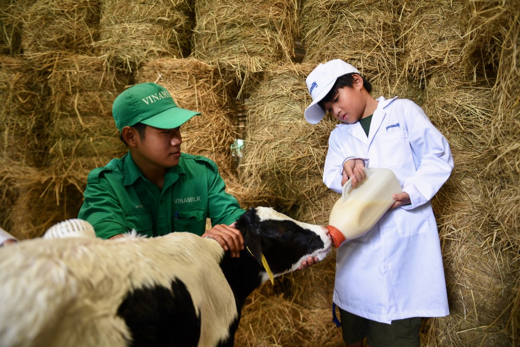 Qua tìm hiểu hoạt động của trang trại, các bạn nhỏ được phát triển hơn cách tư duy về việc áp dụng công nghệ để bảo vệ môi trường. Ví dụ như sữa dùng cho bê uống sẽ được đun nóng (thanh trùng) bằng nhiệt. Nhiệt này có được nhờ hệ thống biogas xử lý chất thải của đàn bò sữa thành khí metan. Điều này giúp trang trại vừa xử lý được chất thải của đàn bò, vừa tiết kiệm được điện, gas… để đun nóng, từ đó giảm phát thải khí nhà kính. Qua tìm hiểu hoạt động của trang trại, các bạn nhỏ được phát triển hơn cách tư duy về việc áp dụng công nghệ để bảo vệ môi trường. Ví dụ như sữa dùng cho bê uống sẽ được đun nóng (thanh trùng) bằng nhiệt. Nhiệt này có được nhờ hệ thống biogas xử lý chất t